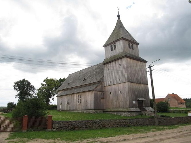 Zabytkowy drewniany kościół w Ostrymkole (powiat ełcki)