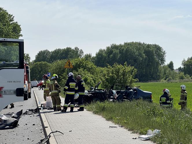 Potworny wypadek w Brwinowie. Czołowe zderzenie ciężarówki z BMW. Lekarze kilkadziesiąt minut walczyli o życie kierowcy