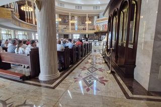 A po mszy idziemy do restauracji. Tłumy u ojca Rydzyka w kościele i w restauracji