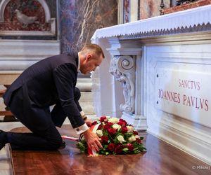 Nawroccy przy grobie papieża Polaka