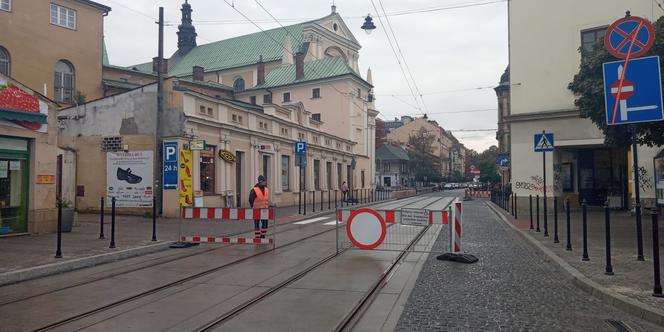 Kuriozum w centrum Krakowa. Tramwaje przepuszcza "dróżnik"