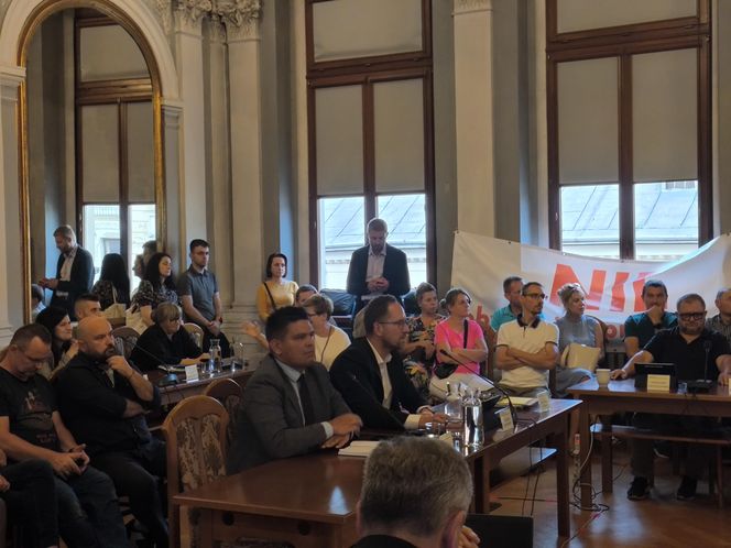 Protest mieszkańców sprzeciwiających się budowie wschodniej obwodnicy Tarnowa na granicy z Wolą Rzędzińską
