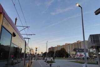 Tak się oszczędza prąd w Warszawie. Latarnie na Bródnie świecą się w biały dzień!