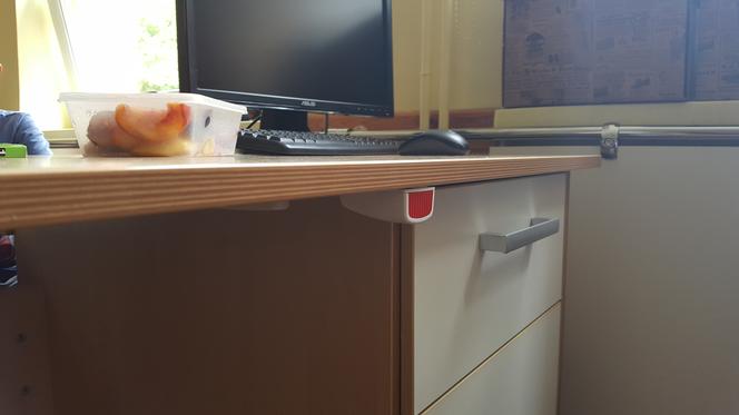 Przyciski pod biurkami nauczycieli