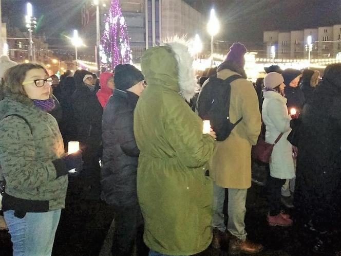 Katowiczanie solidarni z Gdańskiem. Milczący protest przeciwko przemocy przed Teatrem Śląskim [ZDJĘCIA, AUDIO]