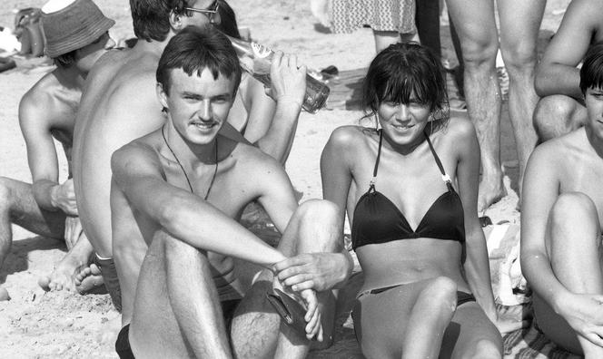 Fotografie z dnia 8 sierpnia 1988 r. wykonane przez Wojciecha Krenza z Kalisza prezentujące wczasowiczów odpoczywających na plaży w Gołuchowie.