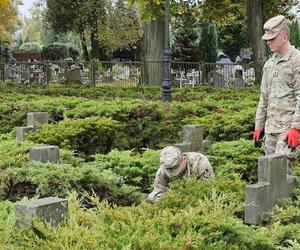 Żołnierze US Army sprzątają groby polskich żołnierzy 