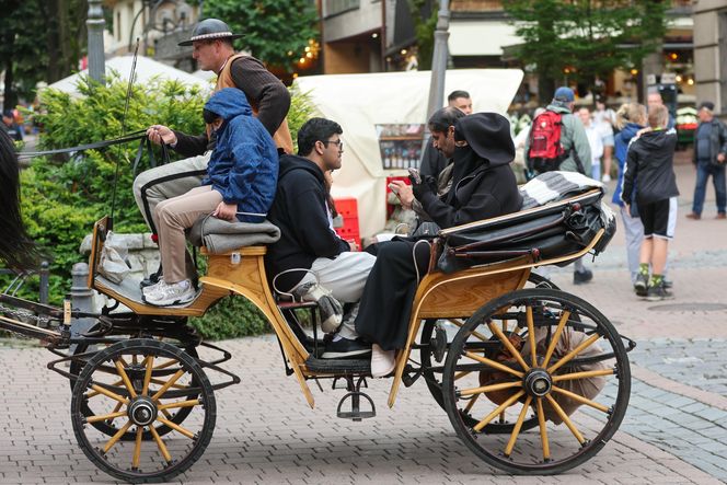 Turyści w Tatrach w wakacje 2025