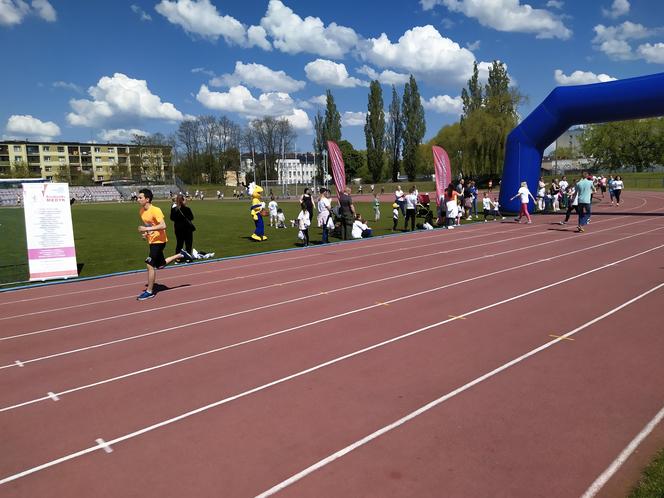 Zobacz uczestników maratonu charytatywnego zorganizowanego przez siedlecką Siedemnastkę