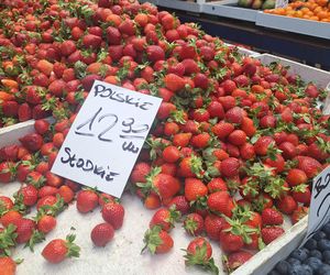 Ceny truskawek na Starym Kleparzu w Krakowie
