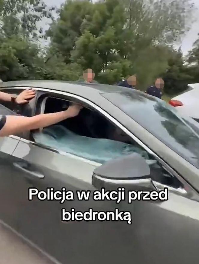 Strzelanina pod "Biedronką" w Bolkowie. Wyciekło szokujące nagranie z interwencji. Policjant ranny