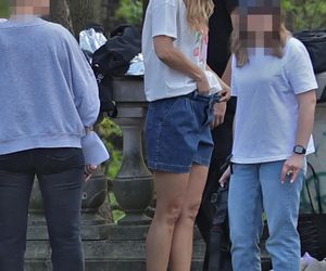 Małgorzata Socha przebiera się w parku