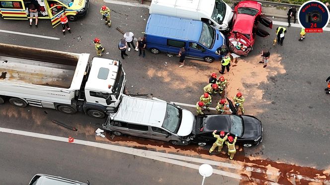 Karambol na S8 w Warszawie. Lądował śmigłowiec LPR. Zderzenie ośmiu pojazdów przed mostem