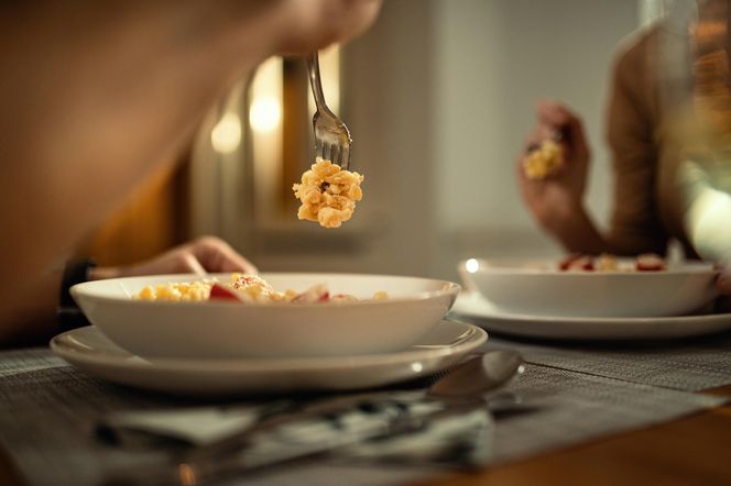 Twoja ulubiona kolacja może cię postarzać. Eksperci ujawniają, które potrawy niszczą kolagen