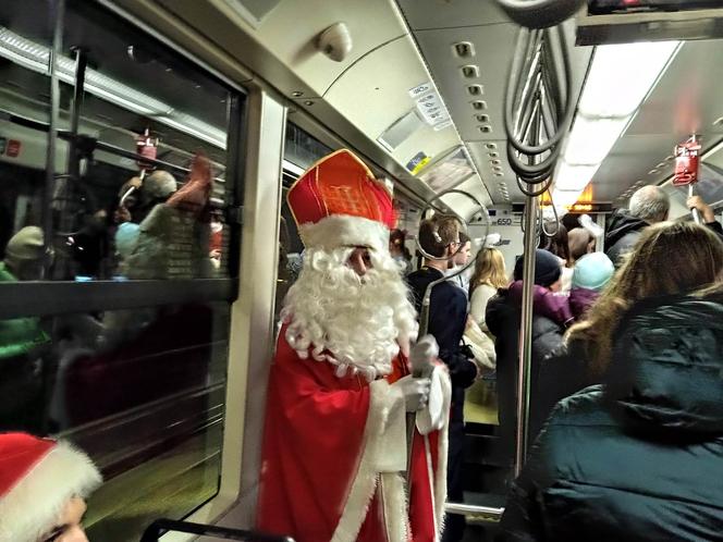 Świąteczny tramwaj wyjechał na krakowskie tory, a w nim Święty Mikołaj!