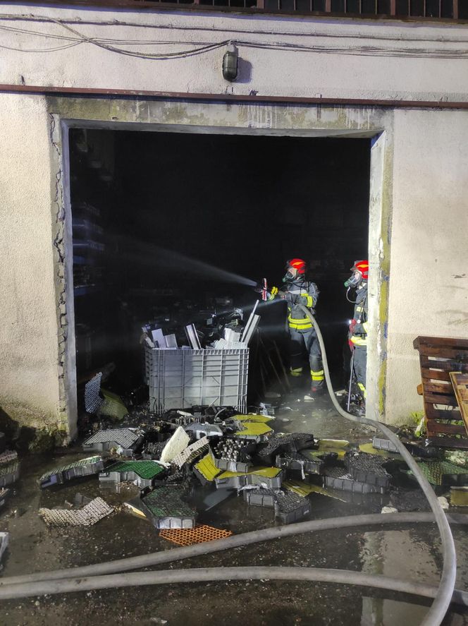 Pożar w Olsztynie. Akcja 40 strażaków w magazynie przy ul. Metalowej.