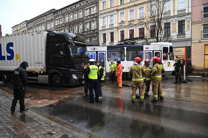 Ciężarówka zderzyła się z tramwajem