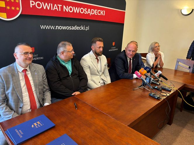 Podpisanie umowy na utworzenie w Krynicy-Zdroju klasy o profilu hokejowym