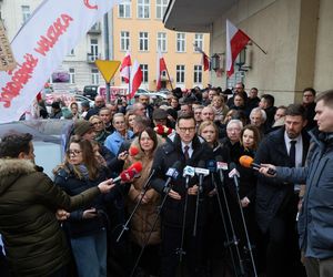 Mateusz Morawiecki pojawił się w budynku prokuratury w Warszawie. Ma usłyszeć zarzuty ws. wyborów korespondencyjnych z 2020 roku