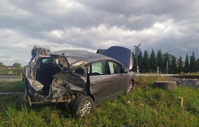 Wypadek na przejeździe kolejowym w Łupkach. Pociąg uderzył w auto [ZDJĘCIA]