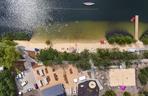 Oprócz plaży do dyspozycji mieszkańców są również m.in. plac zabaw i boisko do siatkówki_fot. Kamil Kalkowski.