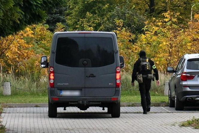 Doprowadzenie podejrzanych do Prokuratury Rejonowej Szczecin Zachód