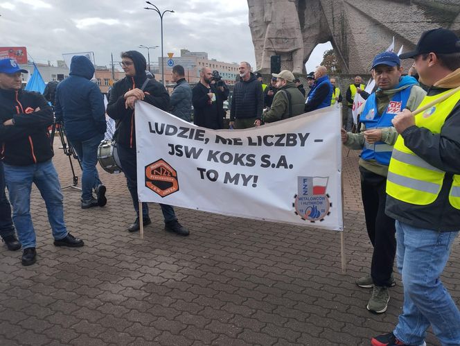 Hutnicy i koksownicy wyszli na ulice w Dąbrowie Górniczej. Apel do rządu o ratunek dla branży i tysięcy miejsc pracy