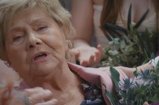 M jak miłość, odcinek 1890: Barbara zemdleje na ślubie Kamy i Marcina! Wszyscy goście przerażeni stanem seniorki rodu - ZDJĘCIA