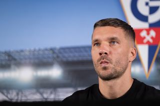 Lukas Podolski musiał wskazać, kto jest lepszy: Robert Lewandowski czy Cristiano Ronaldo. Długo się zastanawiał, aż wreszcie... 
