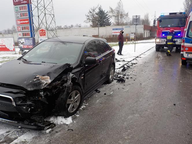 Wypadek trzech aut w Skarżysku. Przyczyną śliska nawierzchnia?