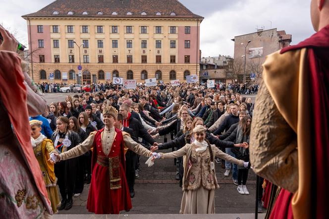 Maturzyści z Zabrza zatańczyli poloneza