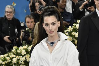 Anne Hathaway niczym figura woskowa. Nie wygląda na 42 lata!