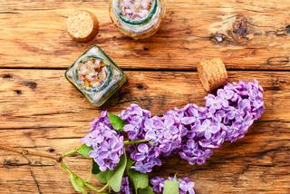Nalewka z kwiatów bzu lilaka - trunek o obłędnym zapachu i niezapomnianym smaku