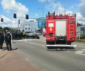 Kolizja na Sokołowskiej w Siedlcach. Jedno auto przewróciło się na bok