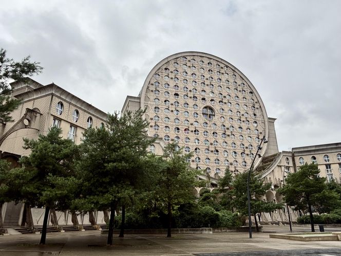 Picasso's Arenas. Budynek mieszkalny położony w Noisy-le-Grand pod Paryżem