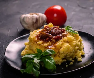 Polenta z kiełbasą w sosie pomidorowym. Zapisz przepis, bo będziesz do niego wracać