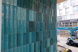 Tak wyglądają po uzupełnieniu ubytków kafle pawilonu Cepelii