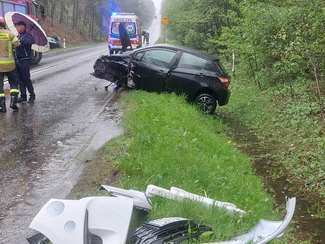 Wypadek na drodze nr 42 w Brodach. Zderzyły się dwa auta osobowe