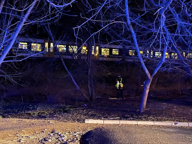 Makabra na Grochowie. Młody mężczyzna rozjechany przez pociąg. 32-latek nie żyje
