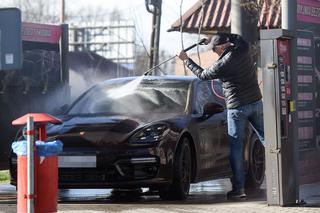 Tata wypucował Idze porsche