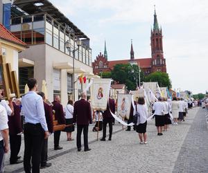 Boże Ciało 2024. Tłumy wiernych przeszły w procesji ulicami Białegostoku