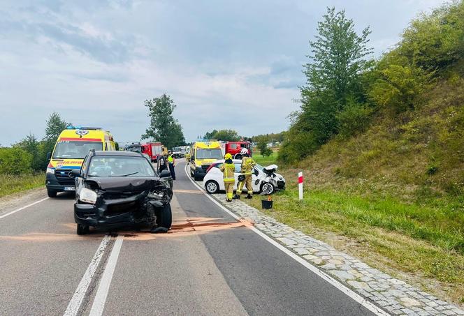 Zablokowana DK64 w Elżbiecinie pod Łomżą. Doszło tam do wypadku, trzy osoby trafiły do szpitala!