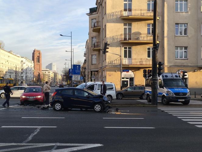 Warszawa. Dwa wypadki na skrzyżowaniu Grójeckiej i Wawelskiej. Autobus zderzył się z pojazdem wojskowym [ZDJĘCIA].