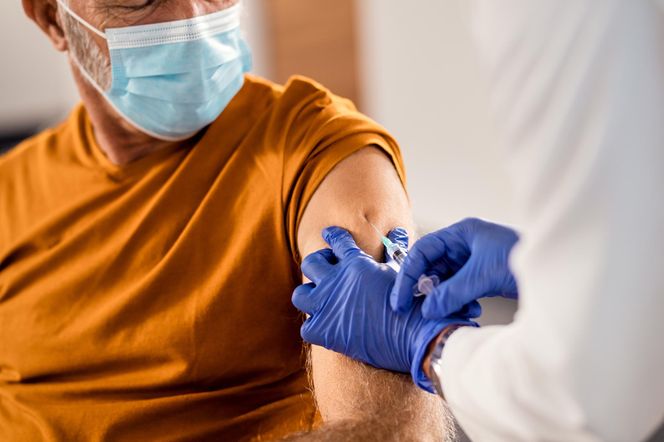 58-latek oskarżył znanego producenta szczepionek. Zapadła decyzja sądu 