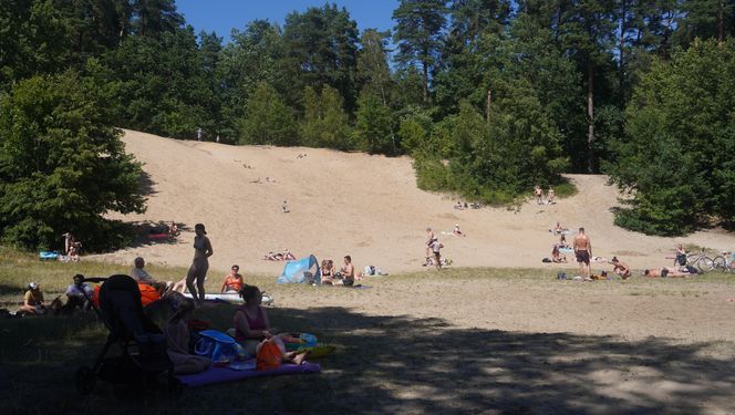 To jedno z największych jezior w Olsztynie. Kusi turystów piaszczystymi plażami