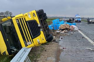 Groźny wypadek na S61. Droga zablokowana po zderzeniu dwóch ciężarówek [ZDJĘCIA]
