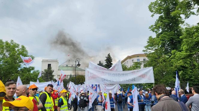 Protest hutników w Warszawie. Idą od Sejmu do Kancelarii Premiera
