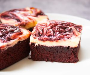 Jak powiedzieć kocham na słodko? Sernik brownie red velvet w tym pomoże