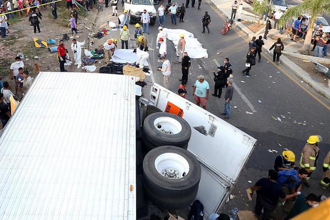 Ciężarówka przewróciła się na niebezpiecznym zakręcie: Co najmniej 49 migrantów zginęło w wypadku