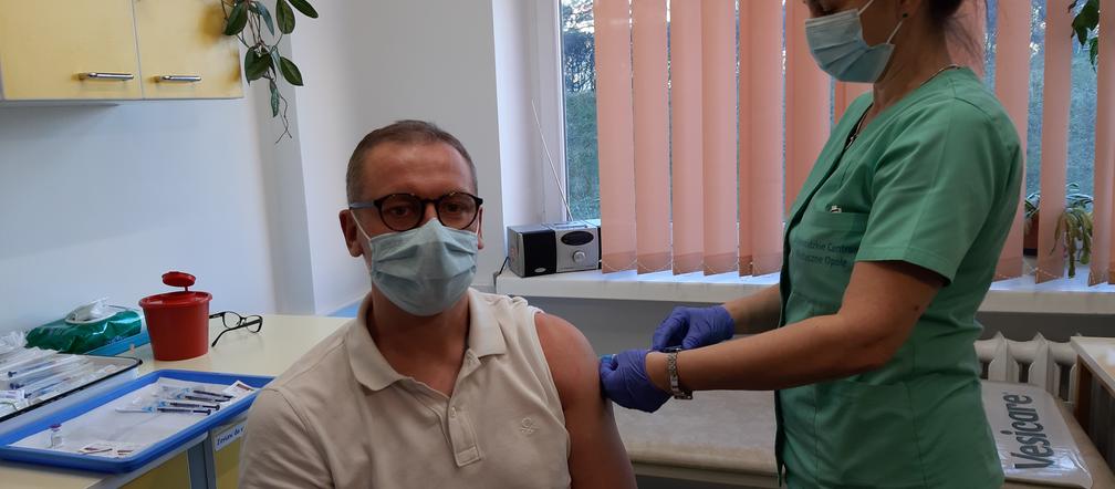 Szczepionki na COVID19. Pierwsi medycy w Opolu już zaszczepieni